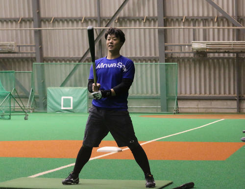 打撃練習中に笑みを浮かべる日本ハム鶴岡（撮影・中島宙恵）