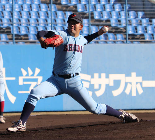 大学日本代表候補選考合宿の紅白戦で投げる横浜商大・藤村哲之投手