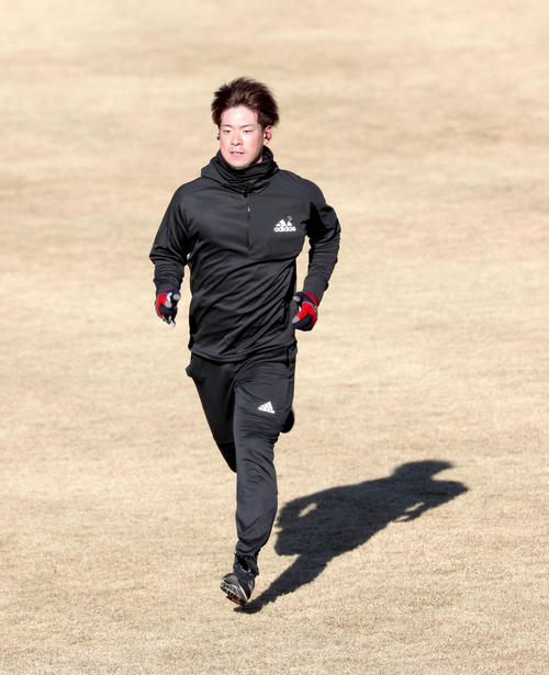 ランニングをする日本ハム松本（撮影・佐藤翔太）