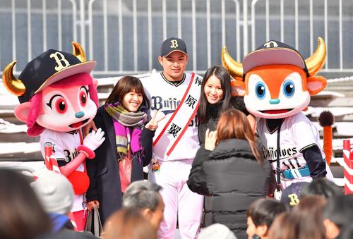 大阪市消防出初式に参加しファンと記念撮影するオリックス榊原（撮影・上田博志）