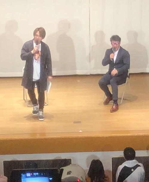 レンズに「元木」と書かれたファン手作りの眼鏡をかけて、トークショーを楽しむ巨人元木ヘッドコーチ（右）