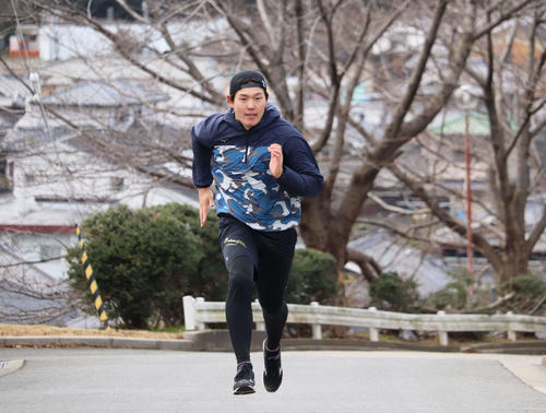 自主トレで坂道を駆け上がるロッテ安田（撮影・金子真仁）