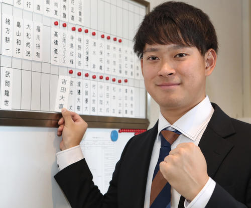 入寮し、名札を付けるドラフト2位の吉田大喜（撮影・狩俣裕三）