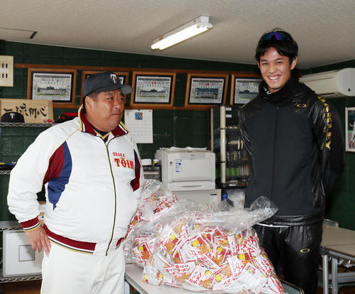 藤浪はベビースターラーメン750個を差し入れ。大阪桐蔭・西谷監督はちょっと困惑そう！？（2017年1月4日）