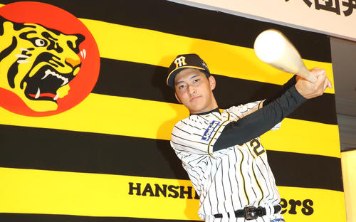 バットを手にポーズを決める阪神育成2位奥山（2019年12月2日撮影）