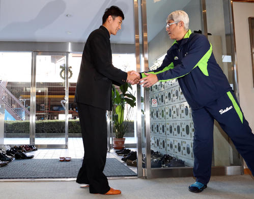 入寮し、熊田寮長（右）と握手を交わすドラフト1位の奥川（撮影・狩俣裕三）