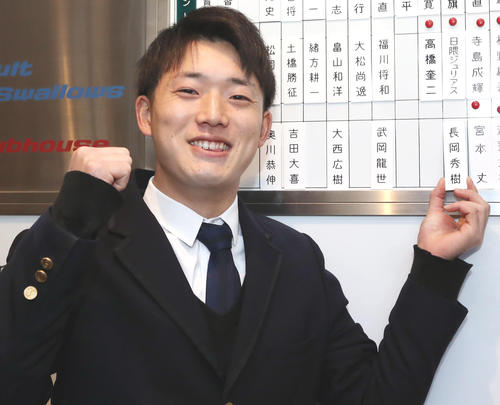 入寮し、名札を付けるドラフト5位の長岡（撮影・狩俣裕三）