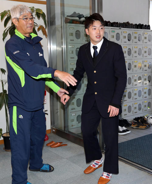 入寮し、熊田寮長（左）に案内されるドラフト5位の長岡（撮影・狩俣裕三）