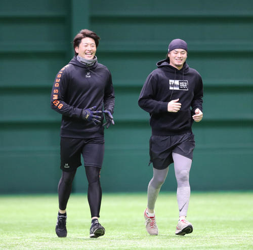 軽めのランニングで体をほぐす大瀬良大地（左）と戸田隆矢（撮影・梅根麻紀）