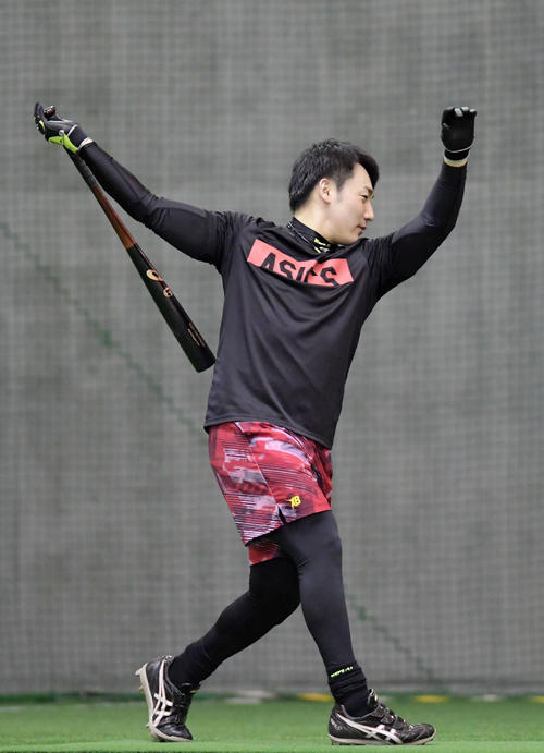ティー打撃をする巨人丸（撮影・横山健太）