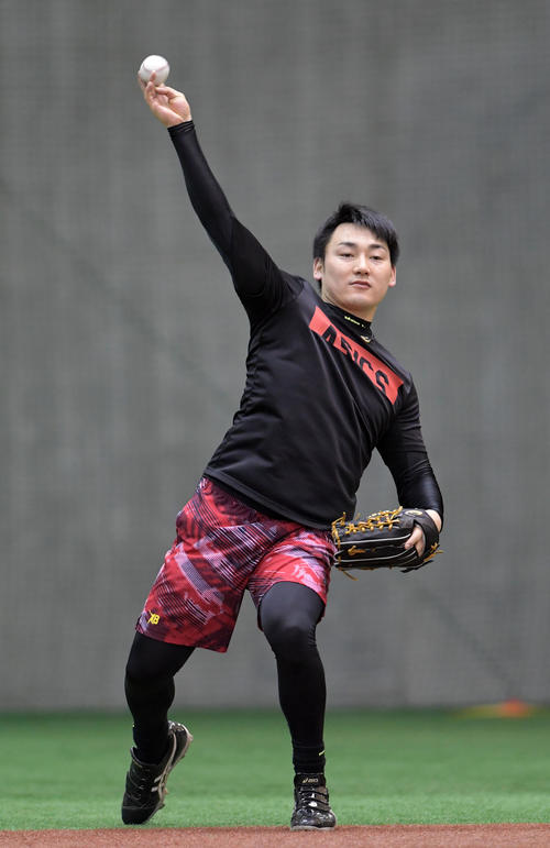 キャッチボールをする巨人丸（撮影・横山健太）