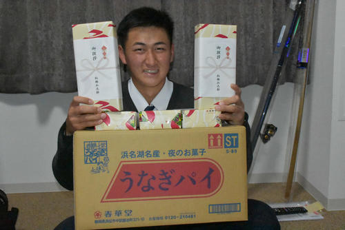 静岡土産うなぎパイを持ってきたオリックスドラフト2位紅林弘太郎内野手（撮影・真柴健）