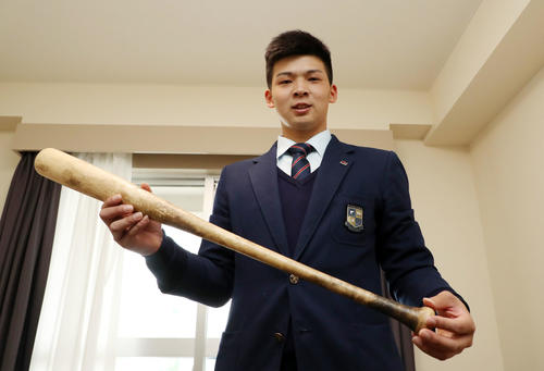 ロッテ安田のバットを持参して入寮した井上（撮影・加藤哉）