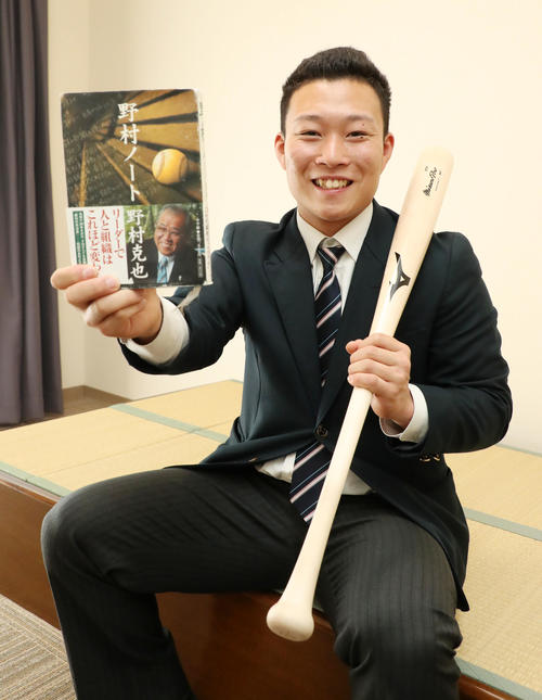 野村克也氏の本とバットを持ち込んで入寮した藤田（撮影・加藤哉）