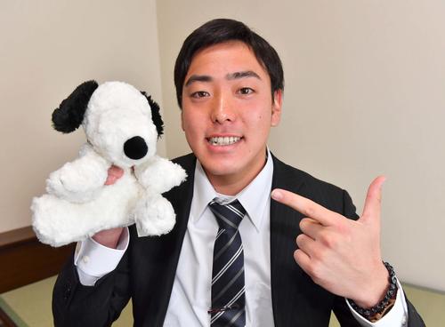お気に入りのぬいぐるみと入寮し笑顔を見せる阪神新人ドラフト6位指名の小川（撮影・上田博志）