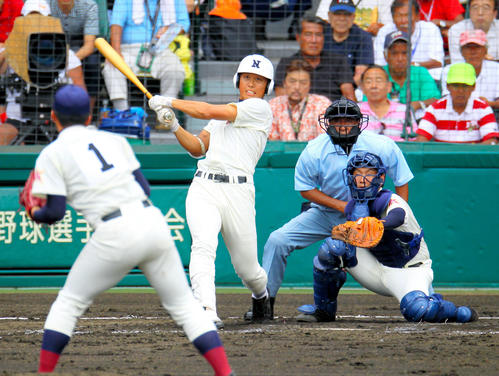 11年8月、高校野球決勝となった光星学院戦の3回、中越え先制3点本塁打を放った日大三・高山
