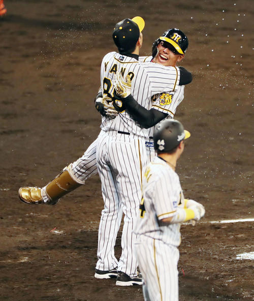 19年5月、巨人戦で代打サヨナラ満塁弾を放ち矢野監督（左）と抱き合う高山