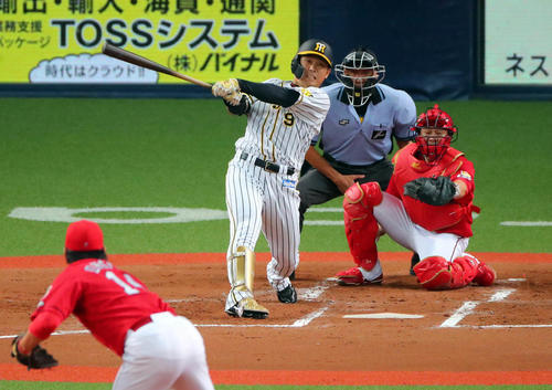 19年8月、広島戦で先制適時二塁打を放つ高山