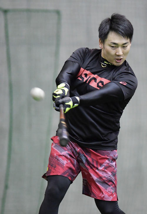 ティー打撃をする巨人丸（撮影・横山健太）