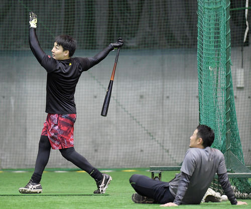 ティー打撃をする巨人丸（左）。右は亀井（撮影・横山健太）