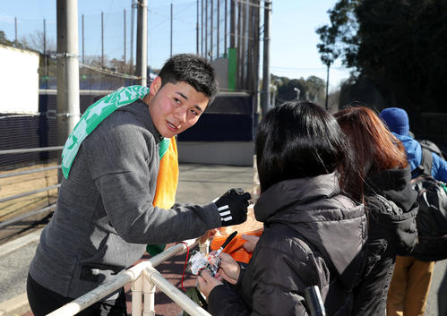 サインをする日本ハム清宮（撮影・佐藤翔太）