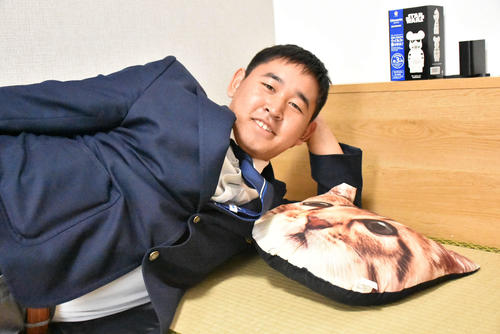 沖縄からお気に入りのネコ柄枕を持参したオリックスドラフト1位の宮城大弥（撮影・真柴健）