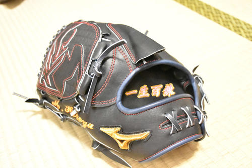 オリックスドラフト1位の宮城大弥投手のグラブ。マエケンモデルで「一生百錬」と刻んでいる（撮影・真柴健）