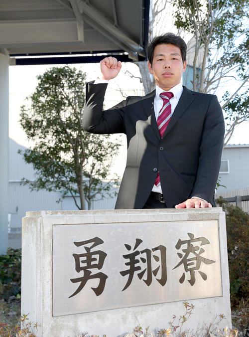 入寮しガッツポーズをする日本ハム育成ドラフト2位樋口（撮影・佐藤翔太）