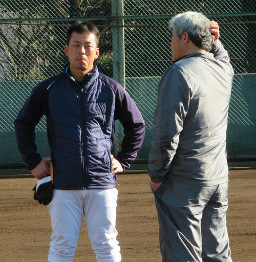 拓大・馬淵監督（左）は、練習前に内田前監督と話す（撮影・湯本勝大）