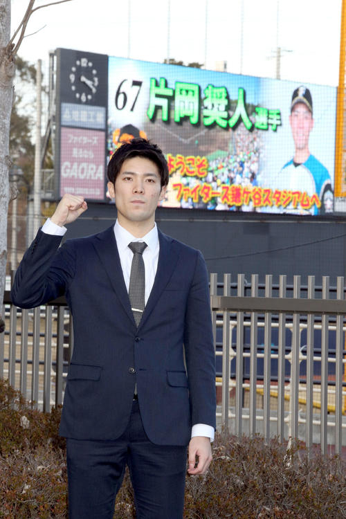 入寮する日本ハムドラフト7位片岡（撮影・佐藤翔太）