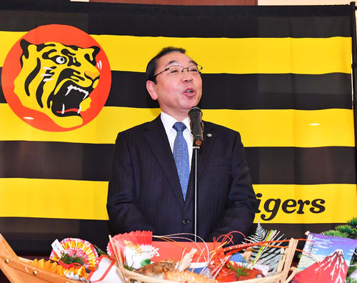 阪神タイガース年賀式であいさつする揚塩健治球団社長（撮影・上田博志）