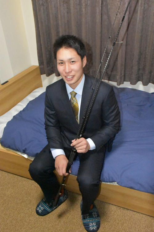 愛用の釣り道具を持参した村西良太（撮影・真柴健）