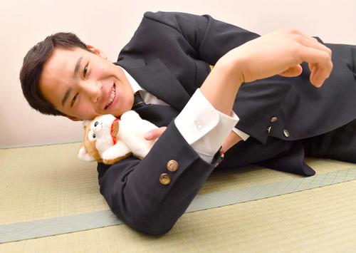 秋田犬のぬいぐるみを持参し虎風荘に入寮した阪神新人ドラフト4位の遠藤成（撮影・上田博志）