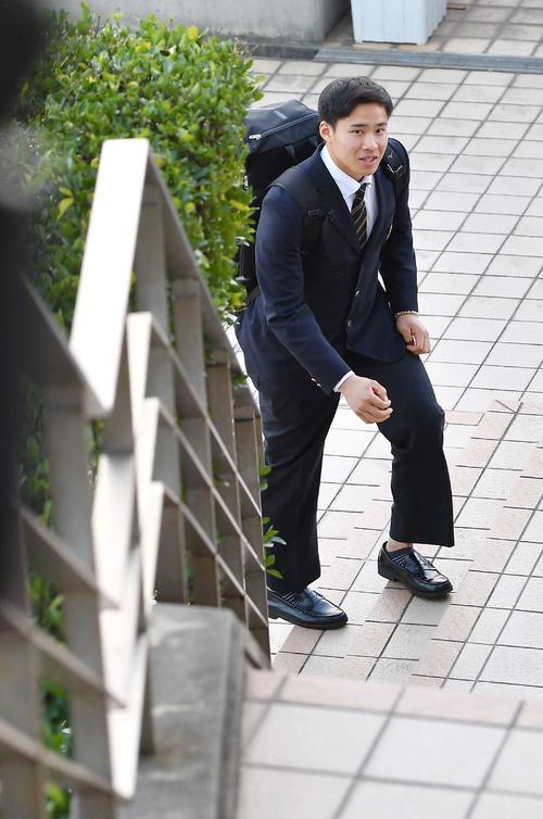 虎風荘に入寮する阪神新人ドラフト4位指名の遠藤成（撮影・上田博志）