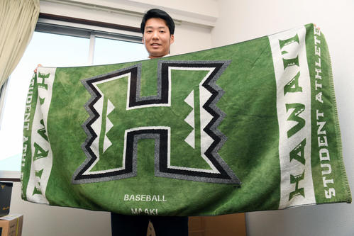 入寮した楽天育成ドラフト3位の山崎はハワイ大のタオルを持ち込む（撮影・滝沢徹郎）