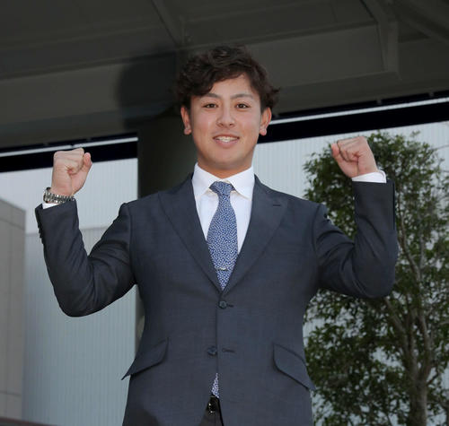 入寮しガッツポーズをする日本ハムドラフト1位河野（撮影・佐藤翔太）