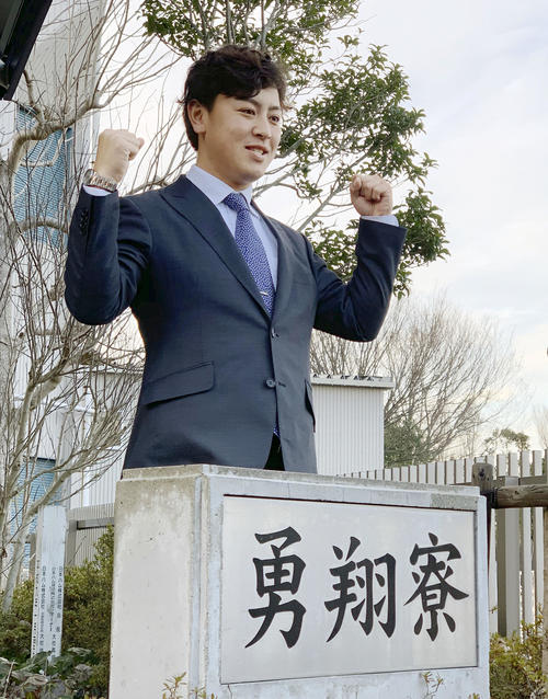入寮して笑顔でポーズをとる日本ハムドラフト1位の河野竜生投手（共同）