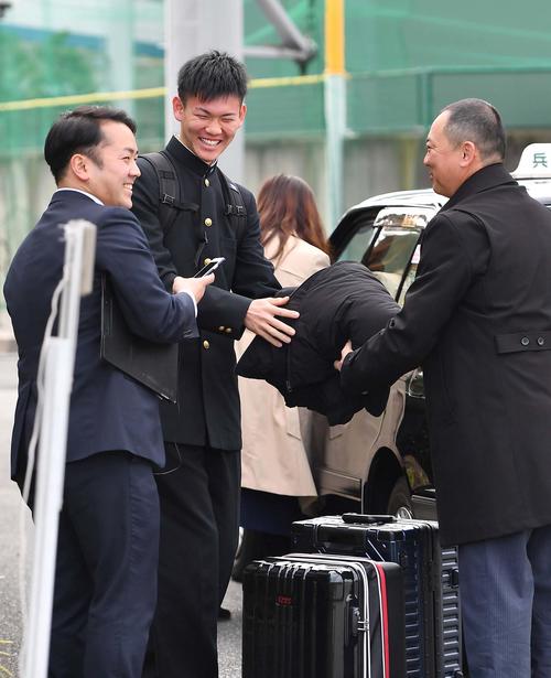 虎風荘に入寮する阪神新人ドラフト3位指名の及川（撮影・上田博志）