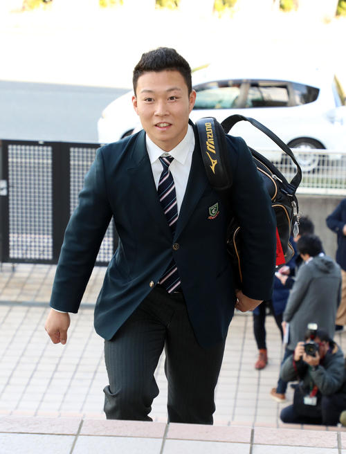 バックを背に入寮する藤田（撮影・加藤哉）