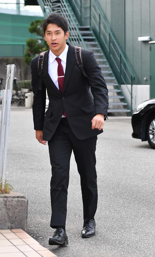 虎風荘に入寮する阪神育成ドラフト2位奥山（撮影・上田博志）