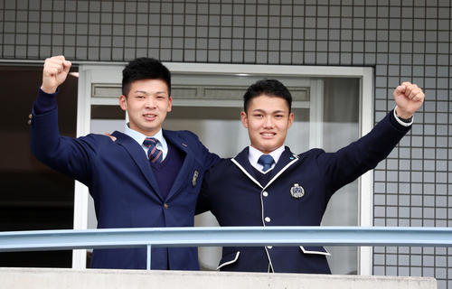 虎風荘に入寮し井上（左）と西純はガッツポーズで記念撮影を行った（撮影・加藤哉）