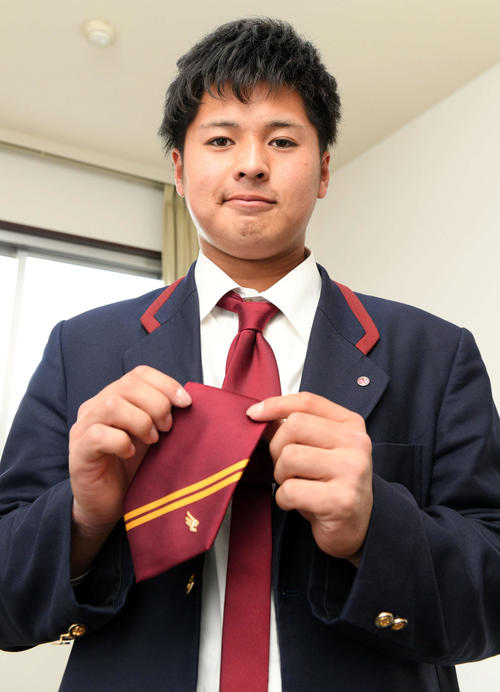 楽天ドラフト2位の智辯和歌山高・黒川は母校の中谷監督が楽天現役時代に使用したネクタイを付けて入寮する（撮影・滝沢徹郎）