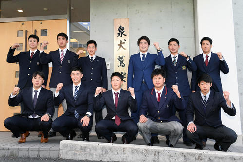 入寮した楽天の新人選手たちは犬鷲寮の前で記念撮影する。前列左からドラフト5位の九産大・福森、同3位の慶大・津留崎、同1位の大阪ガス・小深田、同2位の智辯和歌山高・黒川、同4位の都城東高・武藤。後列左から育成4位の誉高・沢野、育成2位の鹿児島城西高・小峯、ドラフト7位の明石商業高・水上、同6位のHonda鈴鹿・滝中、育成1位の大分高・江川、育成3位のハワイ大・山崎（撮影・滝沢徹郎）