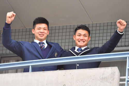 虎風荘に入寮し笑顔を見せる阪神ドラフト1位の西純矢（右）と2位の井上広大（撮影・上田博志）