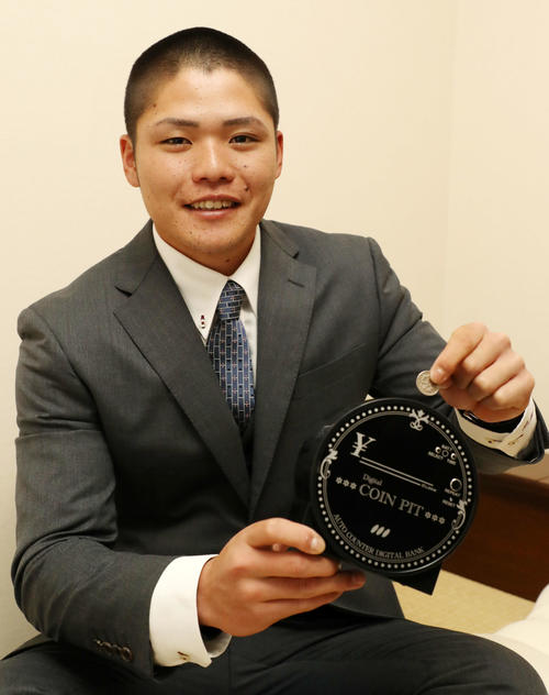 貯金箱も持参して入寮した小野寺暖（撮影・加藤哉）