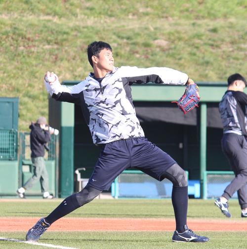 自主トレでキャッチボールをするヤクルトのドラフト1位奥川（撮影・保坂恭子）