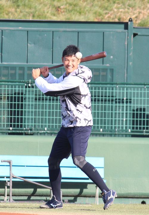 自主トレでノッカーを務めるヤクルトのドラフト1位奥川（撮影・保坂恭子）