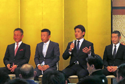 西武辻監督（左端）の後援会新春イベントで五輪に向け抱負を語る侍ジャパン稲葉監督（右から2人目）。左から2人目は西武馬場作戦兼守備走塁コーチ、右は楽天奈良原2軍監督（撮影・広重竜太郎）