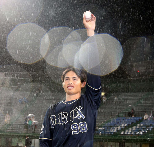 19年8月8日、プロ初勝利を挙げウイニングボールをスタンドに向かって掲げる張奕