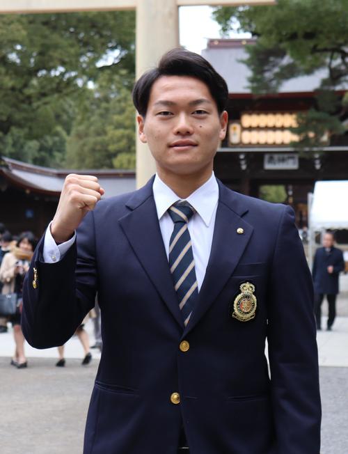 明治神宮を参拝した法大・三浦（撮影・古川真弥）
